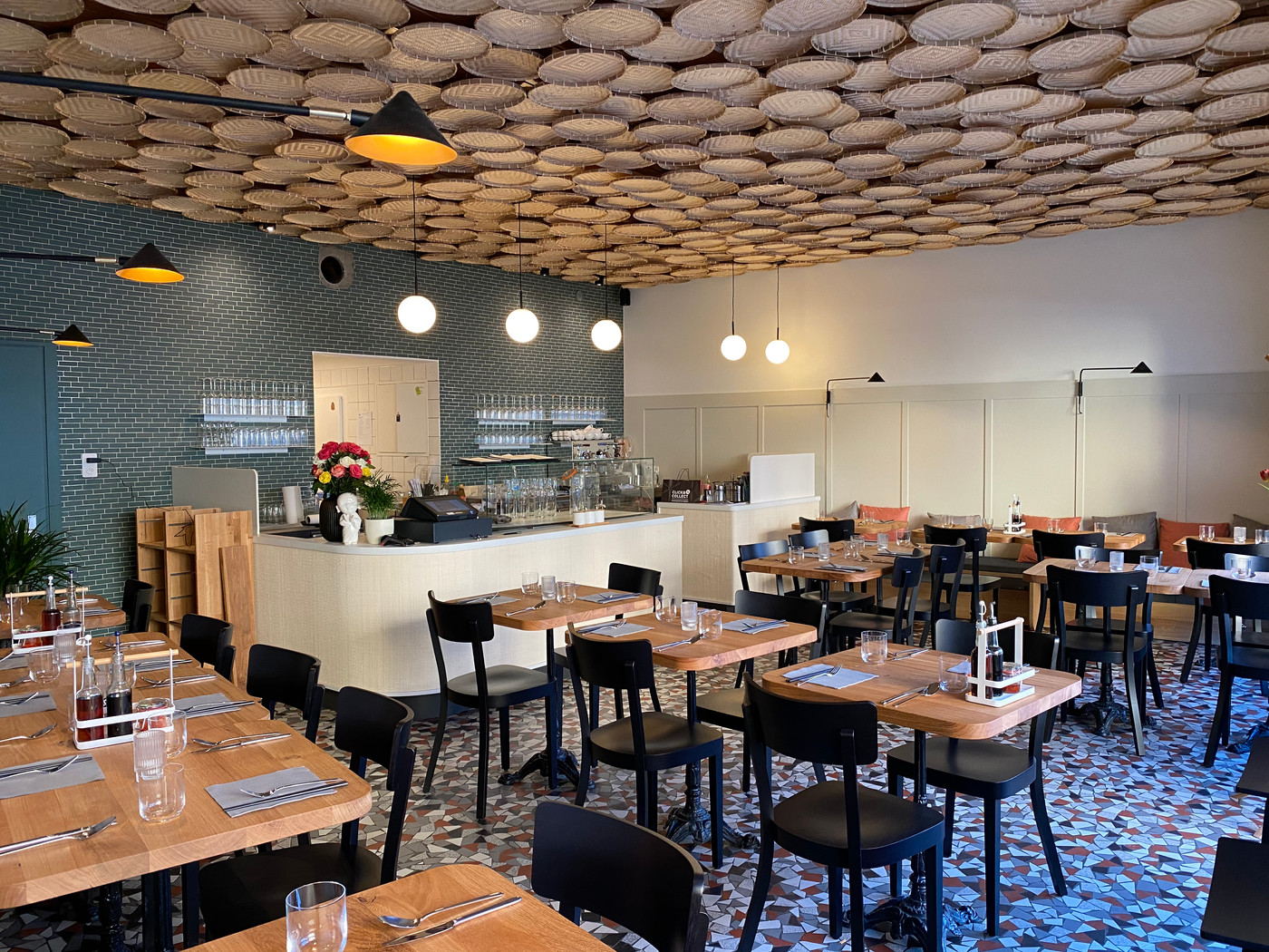 Innenraum des Restaurants Nón Lá Spalenbrunnen mit geflochtener Kegelhut-Decke