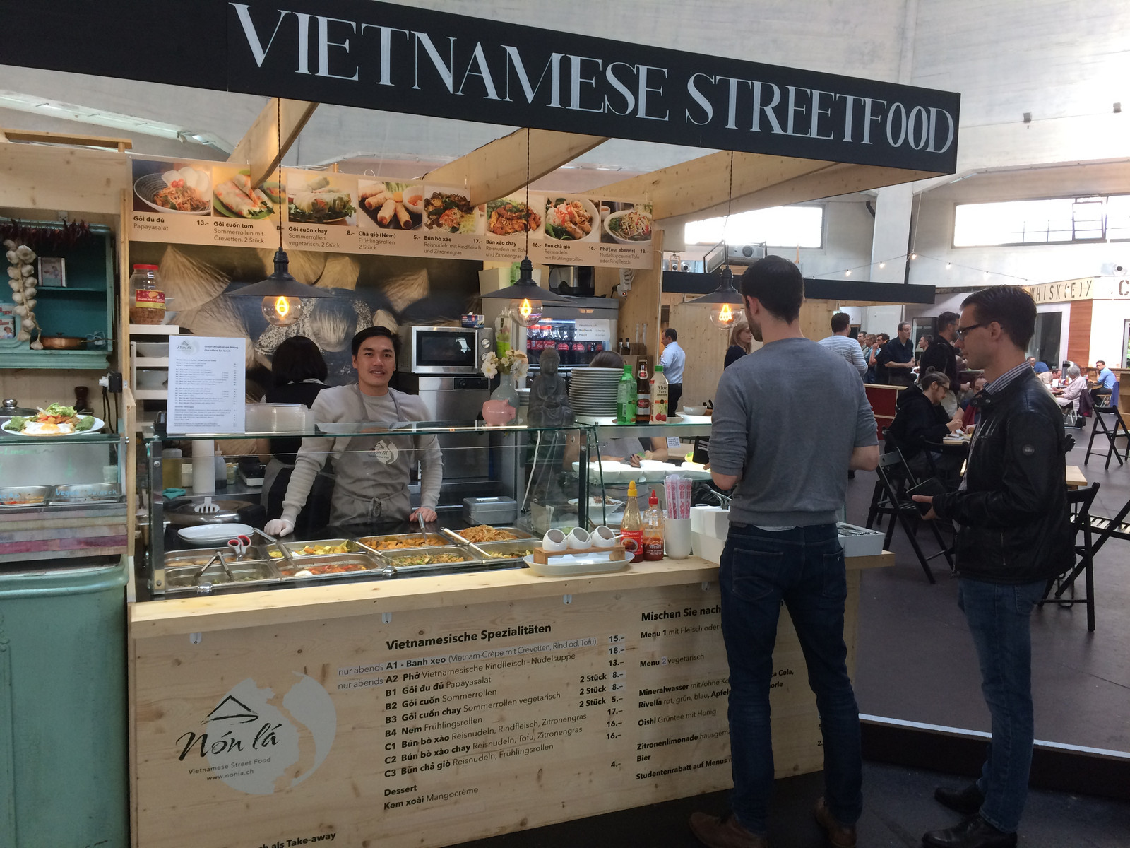 Nón Lá Streetfood-Stand in der Alten Markthalle Basel